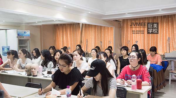 高中畢業女孩子學烘培還是美容